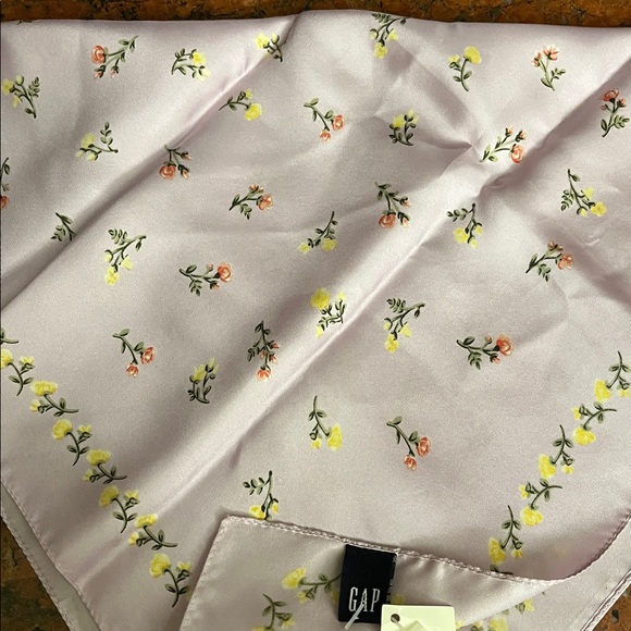 GAP NWT Floral Patterned Scarf Silk Made in Italy - Picture 5 of 5